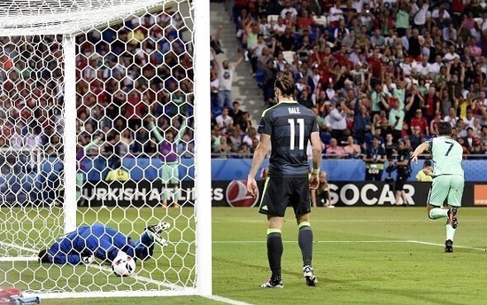 帅到炸的庆祝动作,最帅的c罗招牌动作照片