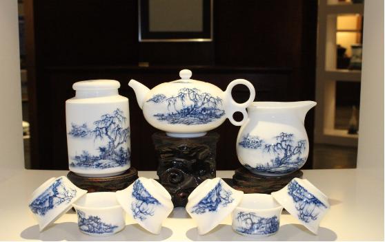 原来青花元素还能这么应用，看到第三个大写的服气