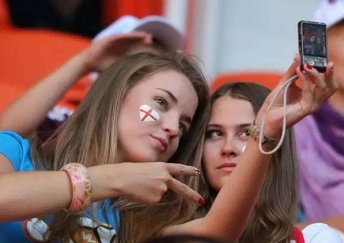 欧洲杯跟风女球迷,女人看欧洲杯的笑话