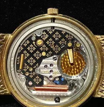 dw手表是上电子的么,dw手表里面是水晶吗