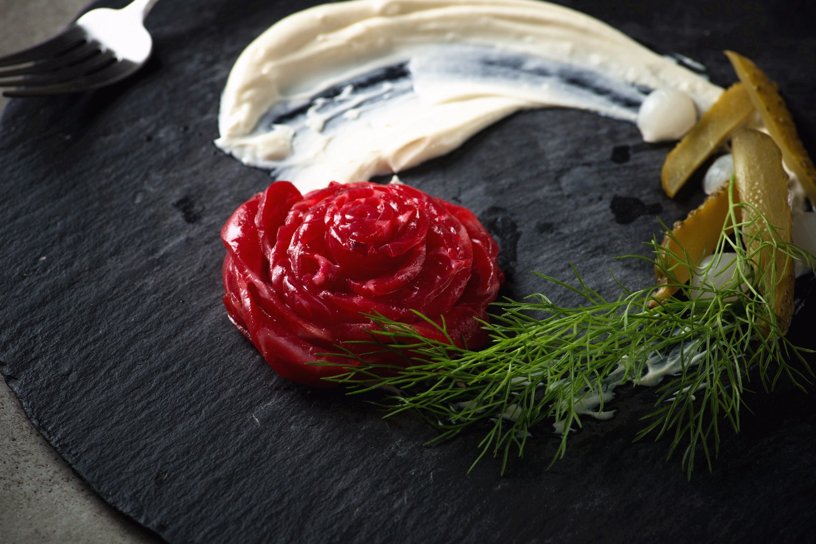 这位当过服装设计师的餐厅老板,搬了一座巴黎花园到餐厅,女孩们