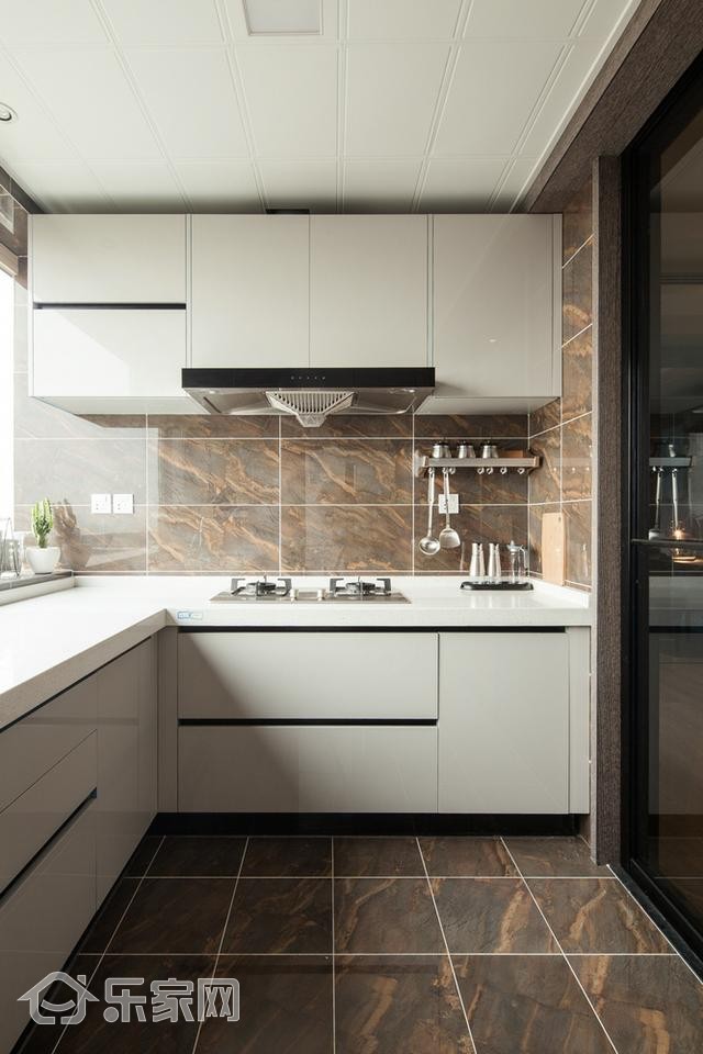 瓷砖上打眼打歪了怎么办,瓷砖打眼盖不住怎么办