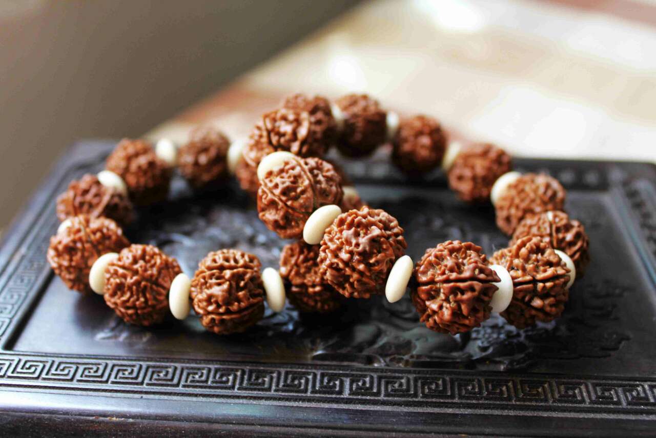 菩提手串怎么保养才能变亮,猴头菩提如何盘玩和保养