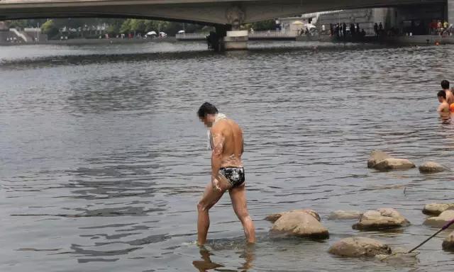 海河变成了大澡堂，游泳就游泳，你打胰子就不好了吧！