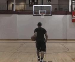 站在凳子上练习胯下运球,胯下运球的实战运用