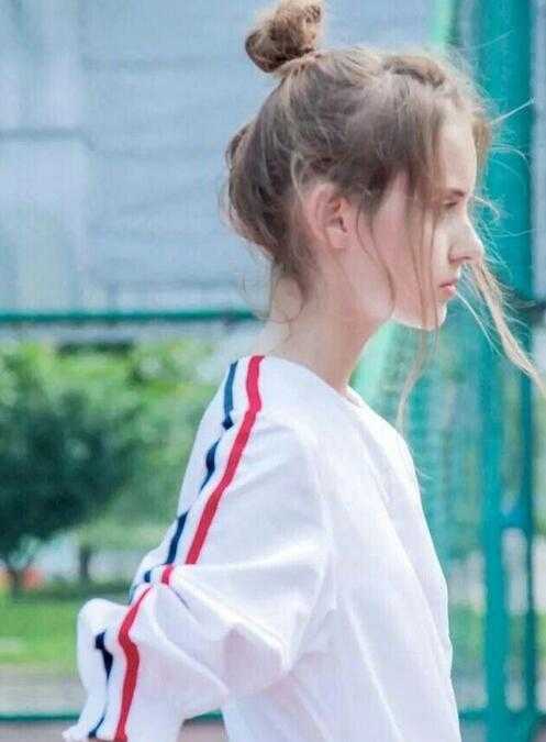 丸子头的扎法简单易学好看头发多,低丸子头简单扎法慵懒风丸子头