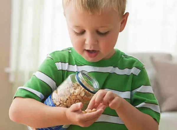 “陈”言微语话健康:宝宝吃东西卡喉咙,父母必须知道的急救方法