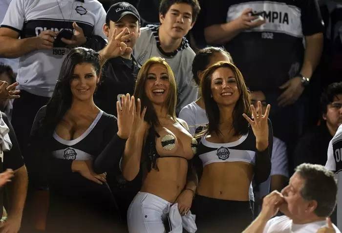 欧洲杯吐槽女朋友,欧洲杯各国女球迷出镜