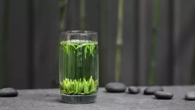 天气这么好不如出来喝一杯茶,这么冷的天气就应该喝一杯茶