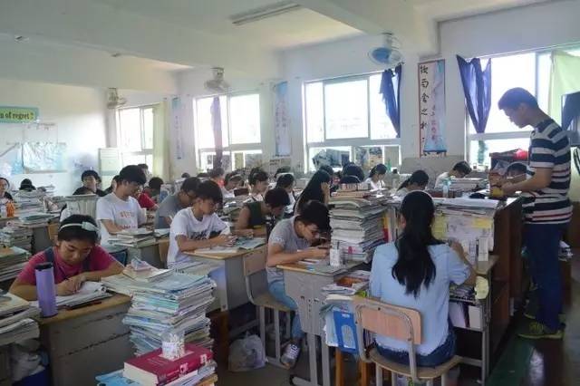 以前的同学突然加你微信又不说话,多年不见的老同学突然联系