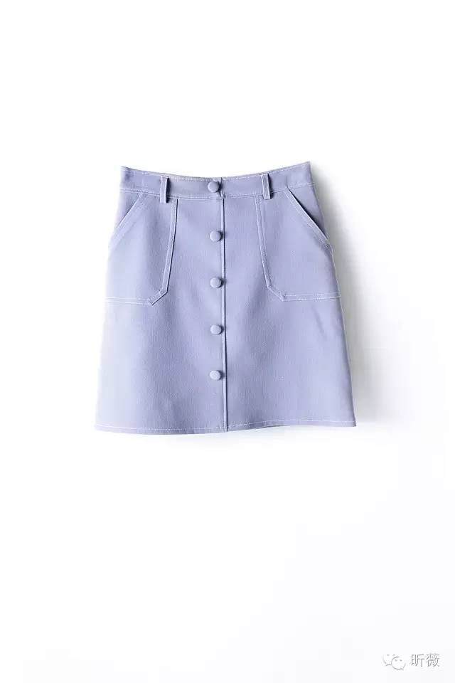 满大街的一排扣子是怎么回事？！