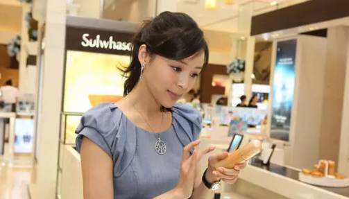 明星都用什么化妆台 (明星的梳妆台有哪些护肤品)