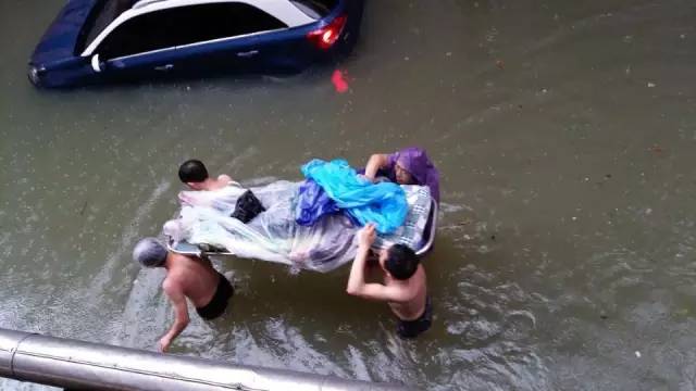 致敬暴雨时守护我们的人,致敬在暴雨中的坚守