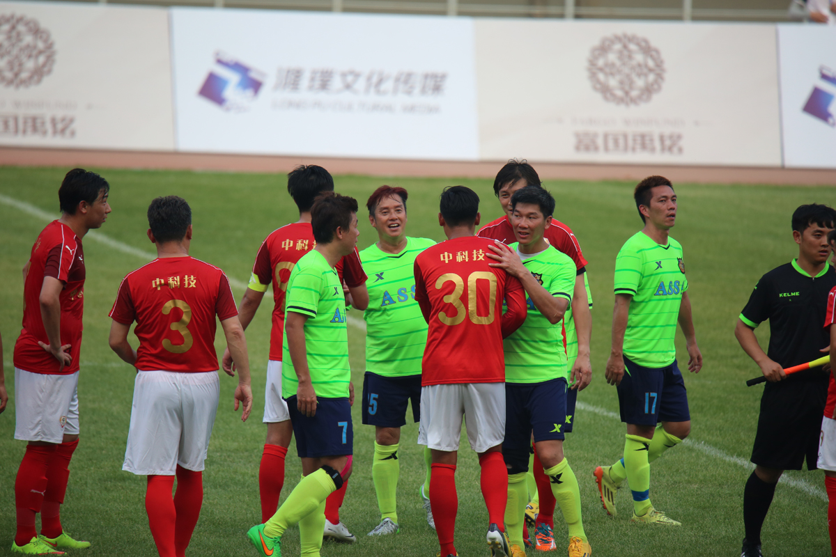 香港明星足球队中山公益赛,香港明星足球队谭咏麟表演视频