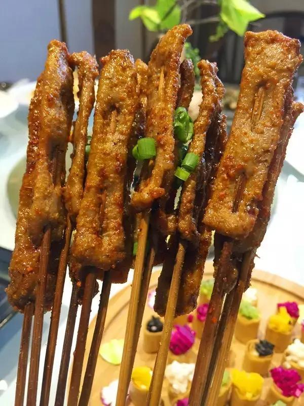 成都烧烤没和你闹！来来来，撸了这一杯，还有三杯……