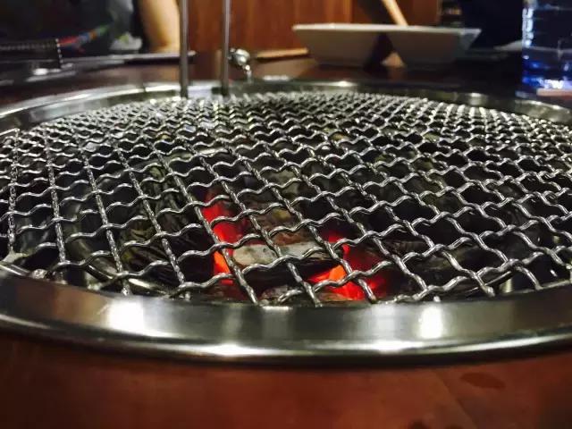 炭火上油脂的高级娇喘，为你撕开这个夏天吃肉的最高性价比