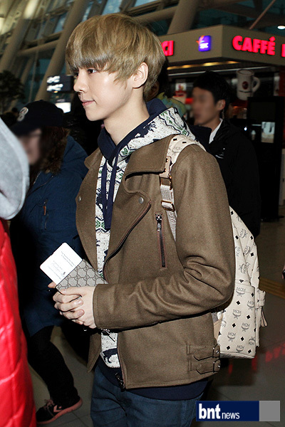 鹿晗巅峰时期有多夸张高街穿搭,鹿晗早期惊艳足球服照