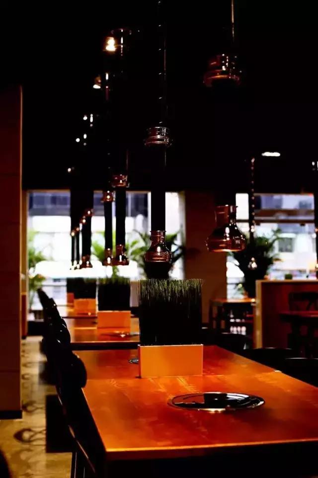 炭火上油脂的高级娇喘，为你撕开这个夏天吃肉的最高性价比