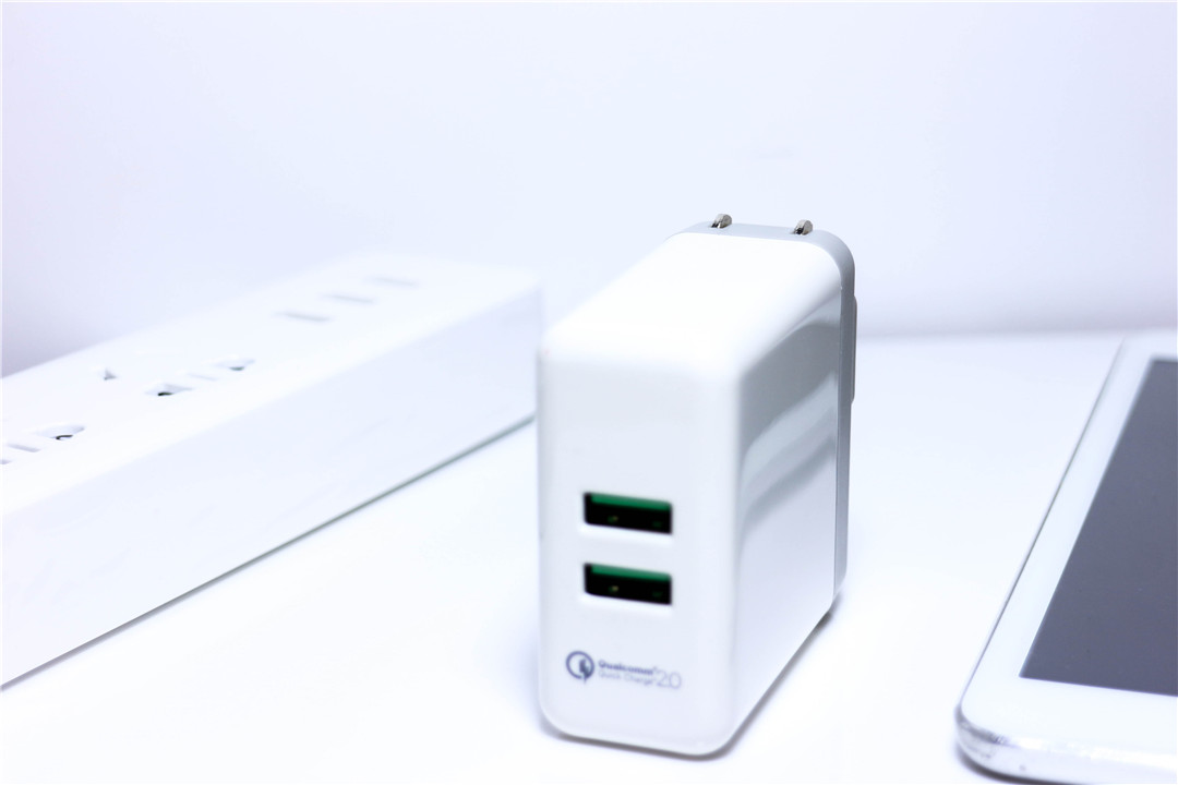 双口快速充电小钢炮，IPad也可2A满速充电