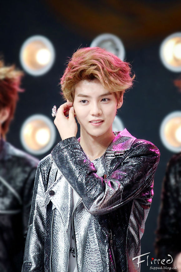 鹿晗巅峰时期有多夸张高街穿搭,鹿晗早期惊艳足球服照