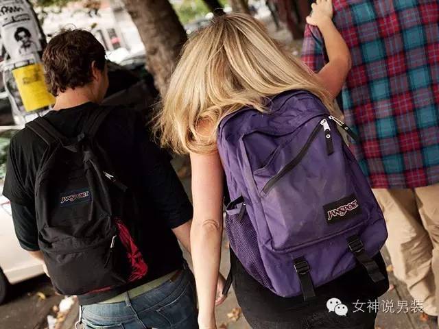 男士夏天如何背包,男士背包正确方法图解