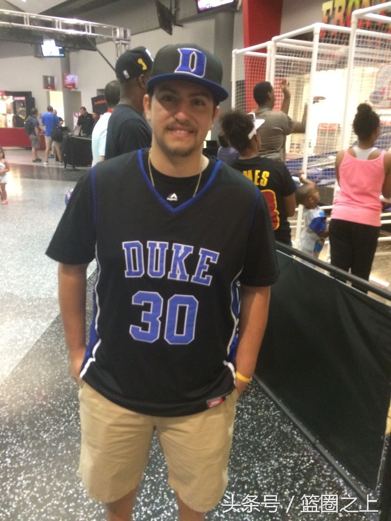 球迷也是风景线！夏季联赛场边出现了14件另类球衣！