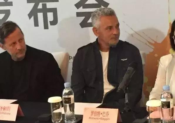 一位男神今天来到了青岛！粉丝见到他纷纷泪奔