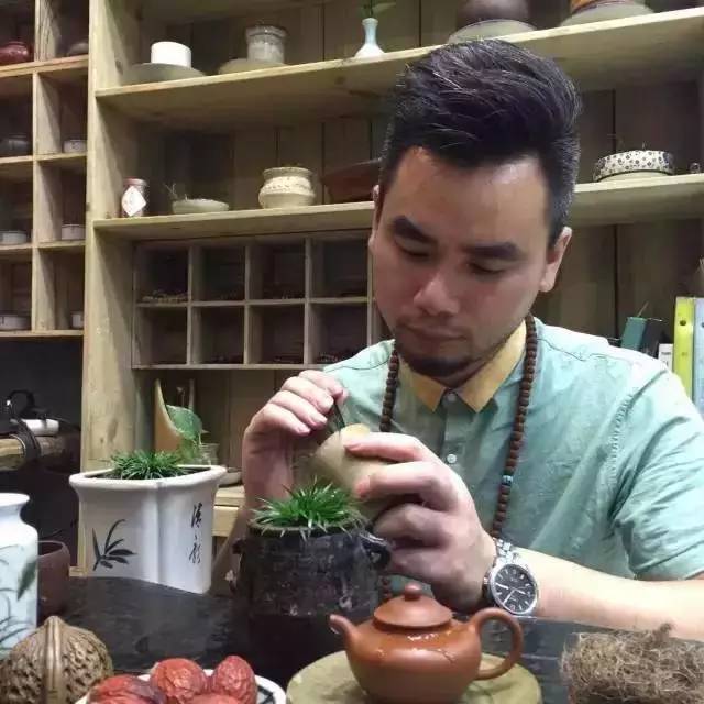 他身为美发师，却潜心钻研一株小草，短短2年竟成业界达人！