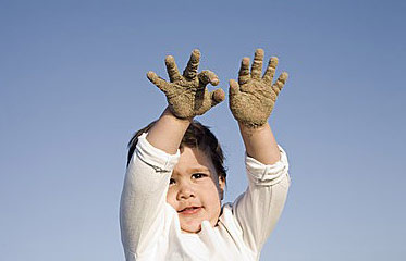 带宝宝去沙滩,回来手背长满小疙瘩,小心这种“不起眼”的病