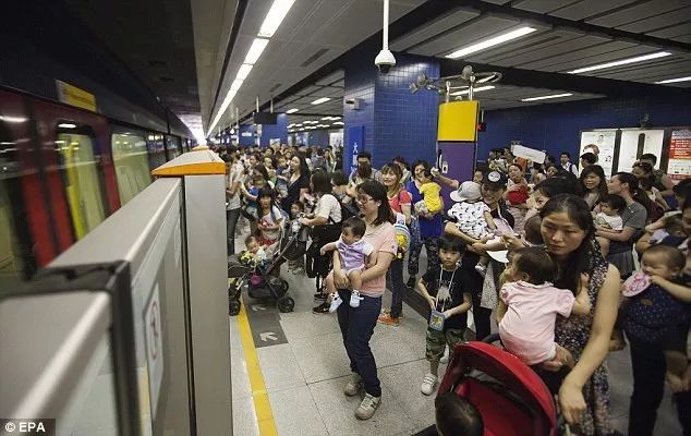 女子给孩子当众哺乳被爸妈指责,年轻妈妈当众哺乳被指责讽刺