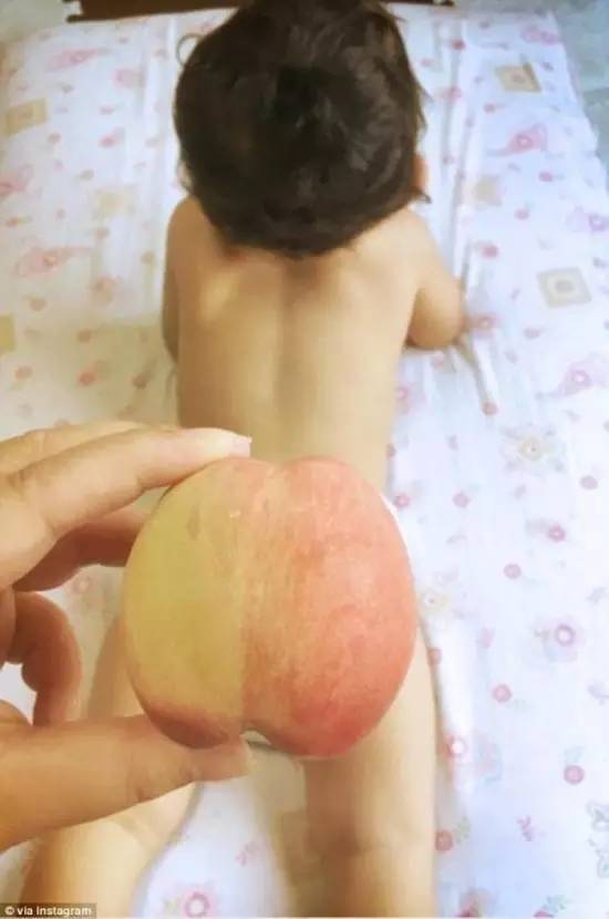 无缝对接丨这才是真正的蜜桃臀！最新晒娃技能走红，娃娃以后咋个面对桃子哦······