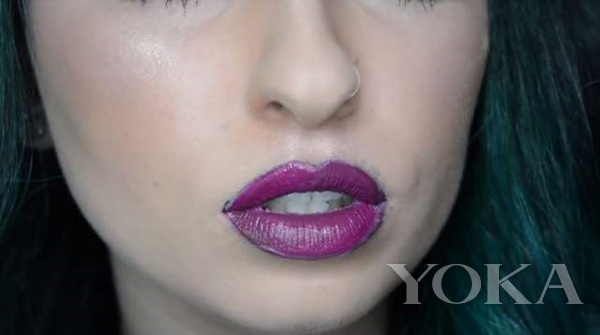 1星期千万收视:在嘴唇上涂抹100层唇彩会怎样?
