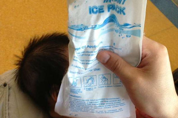 宝宝手臂红肿化脓,小孩手指有脓肿是什么病