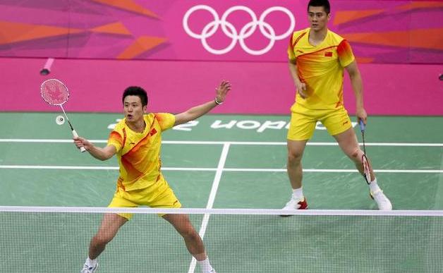 羽毛球怎么找到合适自己的磅数,羽毛球拉线磅数23和26区别大吗