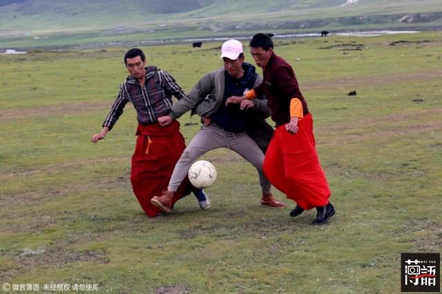 西藏雪山上的足球,足球西藏高原