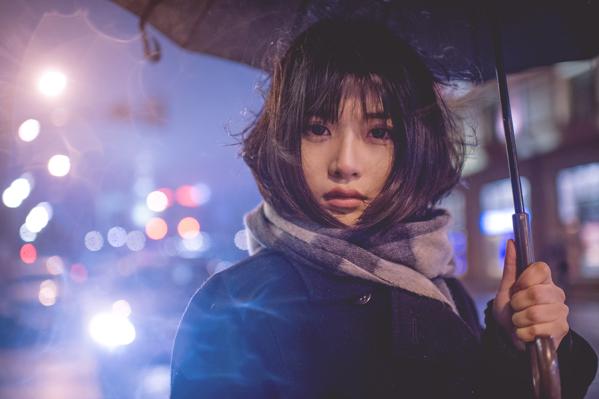 *江老**湖摆地摊卖伞时，遇到城管是这样做！