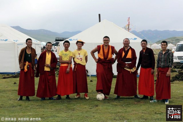 西藏雪山上的足球,足球西藏高原
