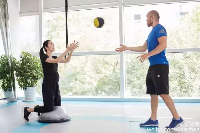 姚晨挺着大肚子锻炼身体,姚晨大秀身材