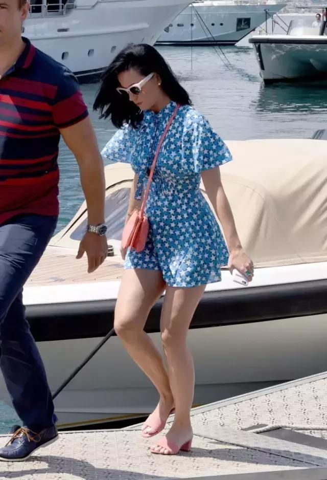 60岁阿姨都穿小白鞋，那我只好穿小粉鞋了