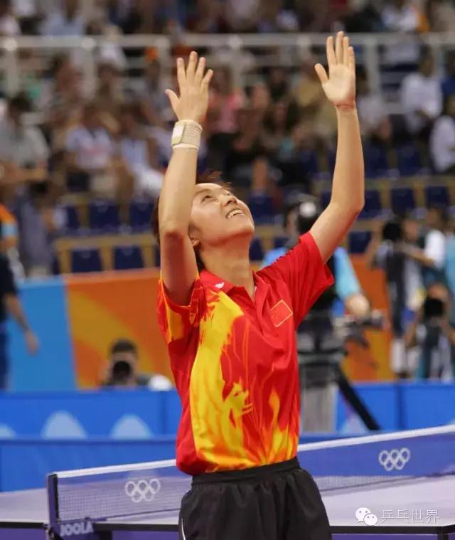 张继科和张怡宁,张继科亲奖杯的视频