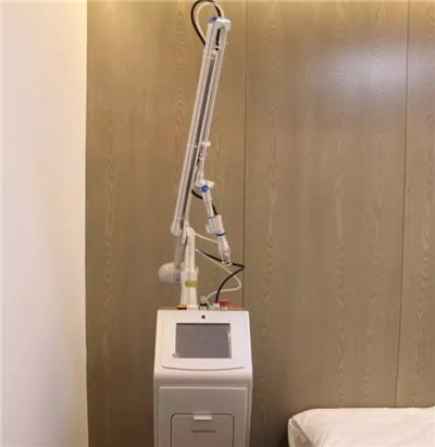 脸上有痘坑是怎么回事,男士脸上痘坑痘印修复