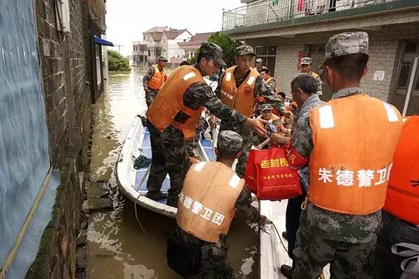 “神勇”冲锋舟：洪峰中架起生命的桥梁