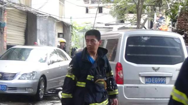 永远背对镜头的“背乐爷”