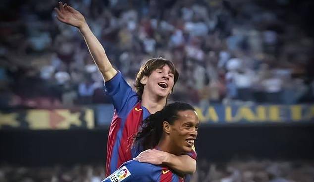 他们就这样坐在那条叫做青春的河流两岸相互看着对方