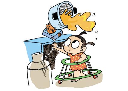 一熊孩子玩水管反被水管卡住,福建三明熊小孩