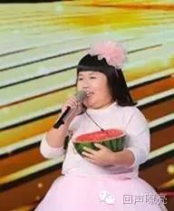 《天将雄狮》成龙的搭档小王子帅萌亮相!吕薇、赵忠祥节目现场吃西瓜