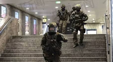 温馨变悲剧？女子要一个“爱的亲亲”，意料不到的一幕发生了