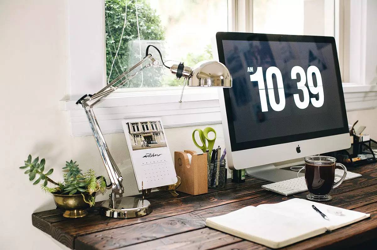 设计师办公桌VS普通人的办公桌，我方了