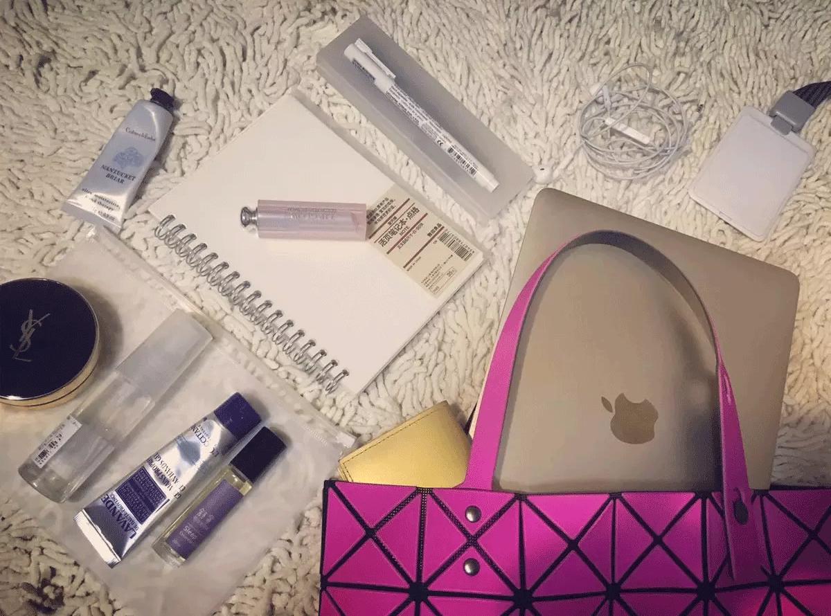 粉丝寄来了一箱包包,粉丝发来的包裹