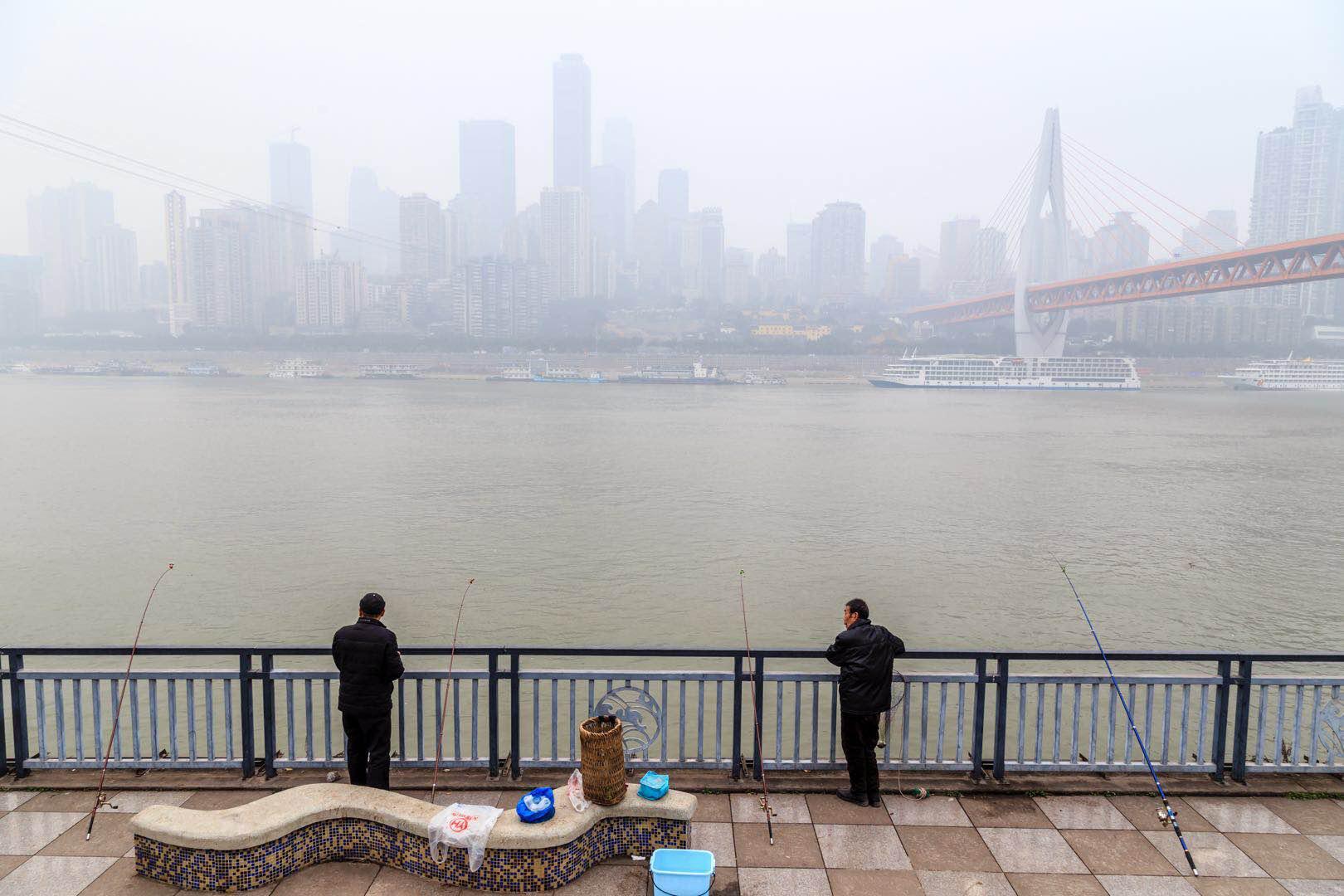 长江沿岸众生相：有人上游祭天，有人上海拆出两套房